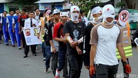 Begini salah satu penampakan sejumlah pelajar yang mengenakan kostum unik untuk memeriahkan HUT Polantas Cianjur.