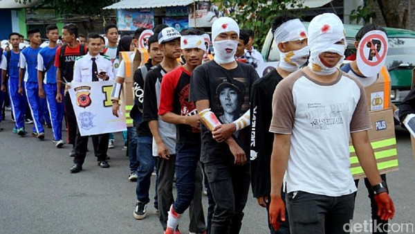 Karnaval Pelajar Kostum Unik Ramaikan HUT Polantas Cianjur