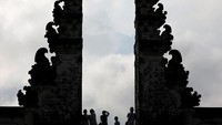 Gunung Agung dipotret dari Pura Lempuyang Agung/Foto: REUTERS/Darren Whiteside