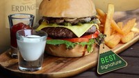 Mampir ke terminal 1 ada RV Cafe di lantai 1 yang bisa Anda kunjungi. RV Cafe sediakan aneka burger, sandwich, steak dan pasta creamy. Tak ketinggalan pizza fresh yang dibuat segar setiap hari.