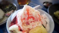 Yang ini masih es durian tetapi dipadukan dengan kelapa muda, es serut, kucuran sirop merah. @juli3diary tak memberi komen banyak, mungkin terlalu enak ya?Foto: Istimewa