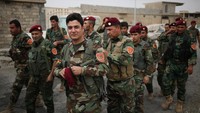 Tentara Peshmerga mendatangi tempat pemungutan suara di kawasan perbatasan Kurdi selama referendum, di Sheikh Amir, Irak 25 September. (Marius Bosch/REUTERS)
