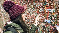 Mungkin awalnya kamu akan merasa geli. Tetapi, sisaan permen karet itu ditempel di dinding dan menghasilkan warna-warni yang keren (Instagram/thegumwall)