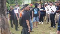 Di lokasi tersebut, juga diperagakan beberapa adegan di mana lima pasangan duel bertarung dengan lawannya masing-masing, termasuk AB dengan Hilarius. Duel tersebut dilakukan secara bersamaan.