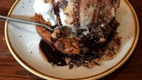 Pencinta cake harus cicip Ooey Gooey Toffee Cake di Magic Kingdom. Cake dengan tekstur mirip cookie ini diberi saus cokelat royal, sirup karamel dan es krim. Nyamm! Foto: Istimewa