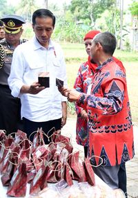 Kriuk! Jokowi Cicipi Keripik Lokal Buatan Petani Salatiga