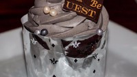 Cupcake The Grey Stuff di Magic Kingdom, Florida, AS ini juga mencuri perhatian. Krim di atasnya berupa mousse cokelat Oreo yang legit manis. The Grey Stuff tersedia di kafe Be Our Guest. Foto: Istimewa