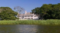 Rumah mewah ini terletak dekat dengan Danau Georgica. Ada rumah khusus tamu seluas 167 meter persegi yang dibangun terpisah dari gedung utama. Istimewa/Trulia/CNBC.