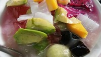 Sesuai namanya Es Campur Buah ini isianya alpukat, melon, nangka, apel, buah naga merah, nata decoco, dan es serut. @radit_82 menikmati es ini selesai bekerja. Segarnya!Foto: Istimewa