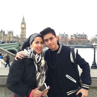 Venna Melinda yang berusia 45 tahun memiliki anak yang sudah beranjak remaja Athalla Naufal dan dewasa, Verrell Bramasta. Athalla berusia 17 tahun, sedangkan Verrel, 21 tahun.  Foto: Instagram