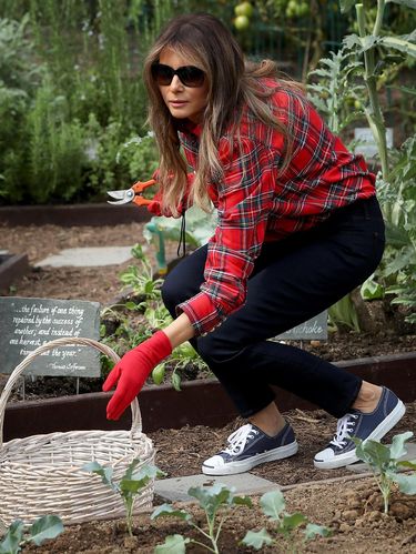 Gaya Melania Trump berkebun di halaman Gedung Putih. 
