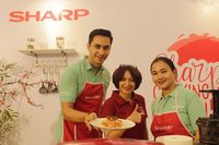 Donna Agnesia dan Darius Sinathrya Adu Kebolehan Masak Praktis Buat Keluarga