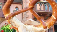 Masih dari Epcot, di Paviliun Jerman ada pretzel ukuran jumbo yang gurih empuk. Tampilannya juga begitu Instagramable ya? Foto: Istimewa