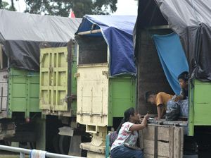 Wajah Para Pengungsi Gunung Agung, di Tenda hingga Truk