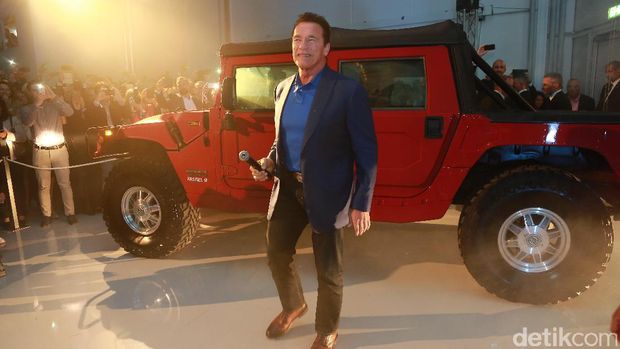 Arnold dan Hummer H1 yang sudah dimodifikasi jadi kendaraan listrik