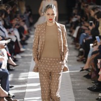A model walks the runway at the Max Mara show during Milan Fashion Week Spring/Summer 2018 on September 21, 2017 in Milan, Italy.  (Photo by Andreas Rentz/Getty Images)
