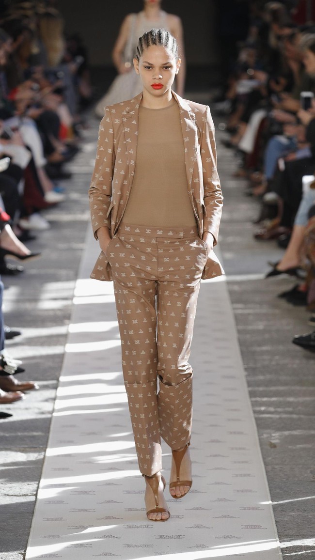 A model walks the runway at the Max Mara show during Milan Fashion Week Spring/Summer 2018 on September 21, 2017 in Milan, Italy.  (Photo by Andreas Rentz/Getty Images)