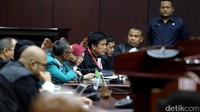 Sekelompok orang tidak setuju dengan syarat presidential threshold 20-25 persen dan mengajukan gugatan ke MK.