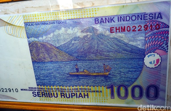 Kalau kondisi uangmu sudah tidak terlalu bagus, kamu bisa mencocokkan dengan uang seribu rupiah lama berukuran super besar yang sudah dibingkai ini. Uang tiruan yang sudah dipigura ini dipajang di dalam Restoran Florida (Wahyu/detikTravel) Kalau kondisi uangmu sudah tidak terlalu bagus, kamu bisa mencocokkan dengan uang seribu rupiah lama berukuran super besar yang sudah dibingkai ini. Uang tiruan yang sudah dipigura ini dipajang di dalam Restoran Florida (Wahyu/detikTravel)