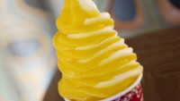 Es krim ini nggak kalah segar. Namanya Citrus Swirl, dibuat dari campuran es krim vanilla dan jus jeruk beku. Rasa asamnya dijamin bikin segar! Citrus Swirl ada di Epcot, Florida, AS. Foto: Istimewa