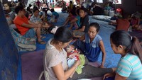 Ada juga sejumlah warga yang mengungsi di  Kabupaten Buleleng dan jumlah tersebut terus bertambah karena masih ada beberapa warga yang bertahan di rumahnya walaupun status gunung sudah pada level awas. / Foto: ANTARA FOTO/Wira Suryantala