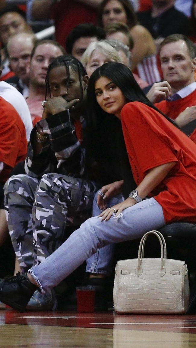 Kylie Jenner dikabarkan tengah hamil lima bulan. Kabar tersebut cukup mengejutkan karena Kylie baru berusia 20 tahun. Usia yang terhitung muda untuk wanita masa kini. Foto: dok. Getty Images