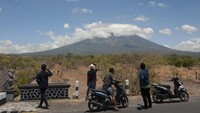 Sejumlah warga melihat Gunung Agung dari Desa Batu Niti yang berjarak sekitar 12 kilometer dari gunung berstatus awas itu, Karangasem, Bali, Senin (25/9).  (Foto: ANTARA FOTO/Nyoman Budhiana/)