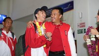 Menpora Imam Nahrawi tampak berbincang lepas dengan salah satu atlet Para Games (dok. Humas Kemenpora)