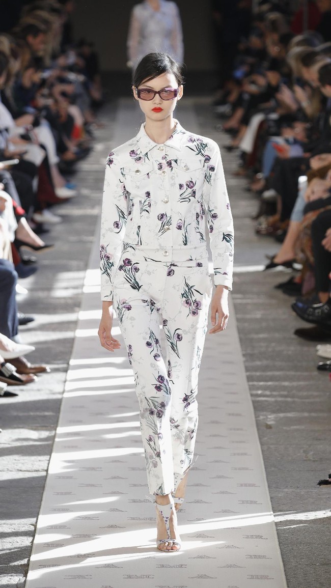A model walks the runway at the Max Mara show during Milan Fashion Week Spring/Summer 2018 on September 21, 2017 in Milan, Italy.  (Photo by Andreas Rentz/Getty Images)