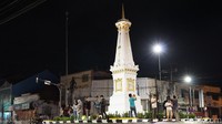 ‎Tugu Yogya. Traveler yang datang ke kota ini pasti tak akan rela melewatkan ikon Yogya satu ini. Selalu ramai saat malam tiba. Seperti tak pernah habis orang-orang yang berfoto ria atau sekadar nongkrong di sekitarnya (Masaul/detikTravel)