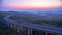 Pemandangan yang indah tersebut menampilkan latar deretan pegunungan yang membentang di antara hutan-hutan di bawahnya. Dok. Jasa Marga.