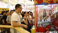 Beberapa waktu lalu di sebuah mal daerah Hangzhou, China ada claw machine atau mesin capit yang unik. Claw machine spesial ini tidak berisi boneka, melainkan kepiting hidup! Foto: Istimewa