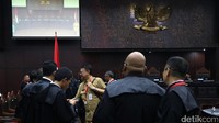 Menurut Menteri Dalam Negeri Tjahjo Kumolo, hal itu lazim dalam dunia demokrasi.