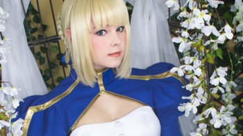 Di situsnya, ia menjual pernak-pernik cosplay sekaligus foto eksklusif dirinya berukuran besar. Foto: Instagram