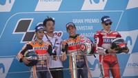 Balapan di Aragon menjadi milik rider tuan rumah. Dua pebalap asal Spanyol lainnya juga naik podium: Dani Pedrosa di urutan dua dan Jorge Lorenzo yang merebut podium terakhir. (Mirco Lazzari gp/Getty Images)