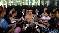 Tjahjo tidak mempermasalahkan pihak-pihak yang menggugat persoalan presidential threshold itu ke MK. Sebab, MK memiliki kewenangan menilai hal itu, apakah konstitusional atau tidak.