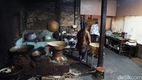 Gudeg Pawon sekarang dikelola oleh Wanto (56) yang meneruskan usaha gudeg dari ibunya sejak 1958. Dulu, ibunya berjualan berpindah-pindah di pasar-pasar sekitar Kota Yogyakarta, seperti Pasar Sentul (Masaul/detikTravel)