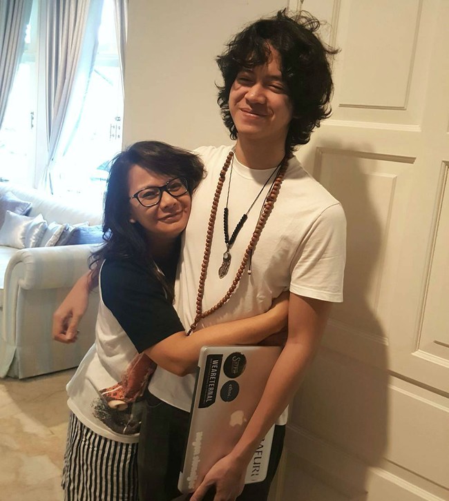 Memes merupakan istri dari Addie MS. Penyanyi 52 tahun itu masih terlihat awet muda saat berfoto dengan anaknya yang sudah ABG, Tristan Juliano. Memes juga ibu dari Kevin Aprilio, musisi pendiri band Vierra, yang kini berusia 27 tahun.  Foto: Instagram