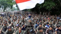 Demo yang digelar membuat lalu lintas di sekitar lokasi tersendat. Petugas kepolisian melakukan pengalihan arus kendaraan.