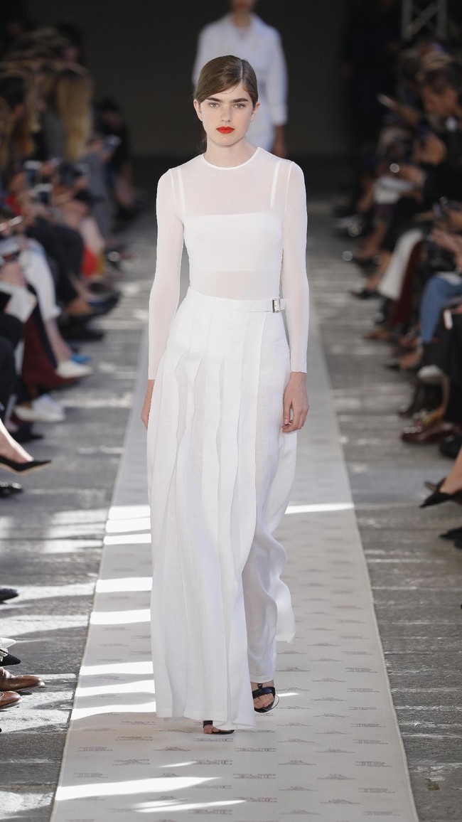 A model walks the runway at the Max Mara show during Milan Fashion Week Spring/Summer 2018 on September 21, 2017 in Milan, Italy.  (Photo by Andreas Rentz/Getty Images)