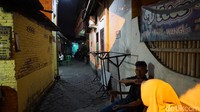 Gudeg Pawon mulai ramai atau malah membludak pengunjungnya saat diliput oleh media massa. Tak ada hari libur, di hari Minggu pun tetap buka untuk melayani pesanan dari karyawan pabrik sekitar warung (Masaul/detikTravel)