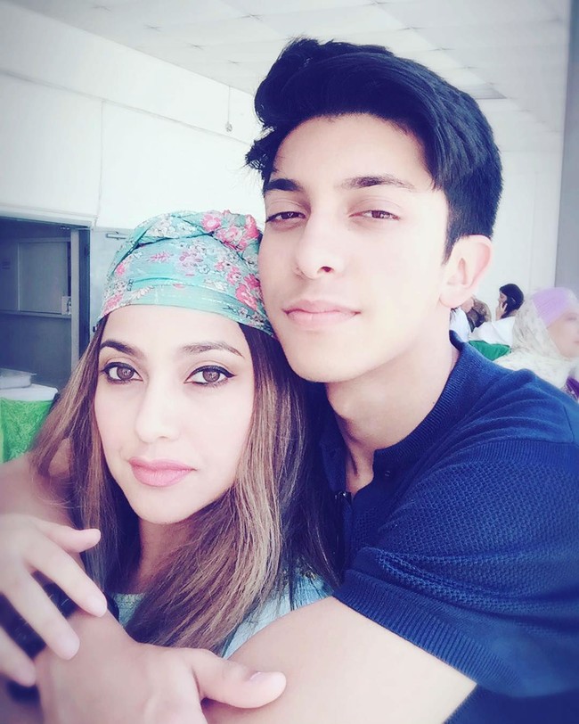 Sarah Azhari masih terlihat cantik dan awet muda ketika berfoto dengan anaknya bernama Albany Ray yang duduk di bangku SMA. Malah Sarah yang berusia 39 tahun tampak seperti adik dan kakak dengan anaknya. Foto: Instagram