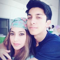 Sarah Azhari masih terlihat cantik dan awet muda ketika berfoto dengan anaknya bernama Albany Ray yang duduk di bangku SMA. Malah Sarah yang berusia 39 tahun tampak seperti adik dan kakak dengan anaknya. Foto: Instagram