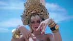 Agnez Mo Tampil Seksi dengan Batik