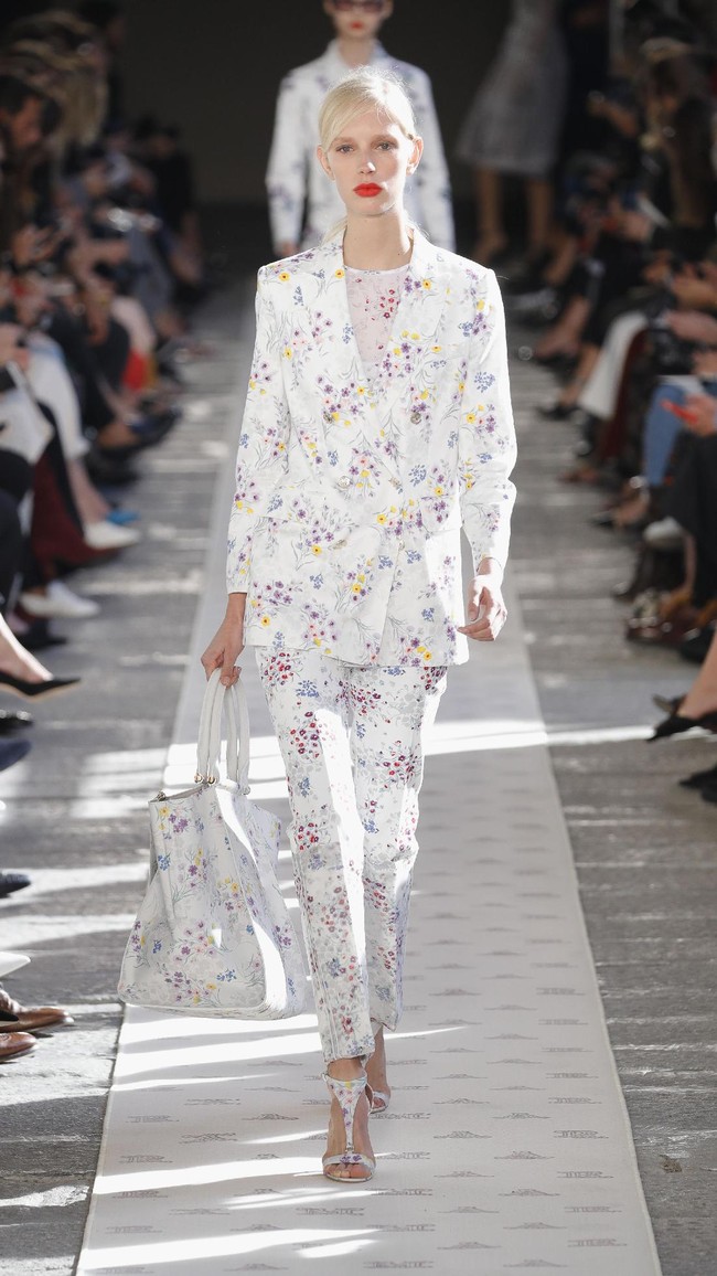 A model walks the runway at the Max Mara show during Milan Fashion Week Spring/Summer 2018 on September 21, 2017 in Milan, Italy.  (Photo by Andreas Rentz/Getty Images)