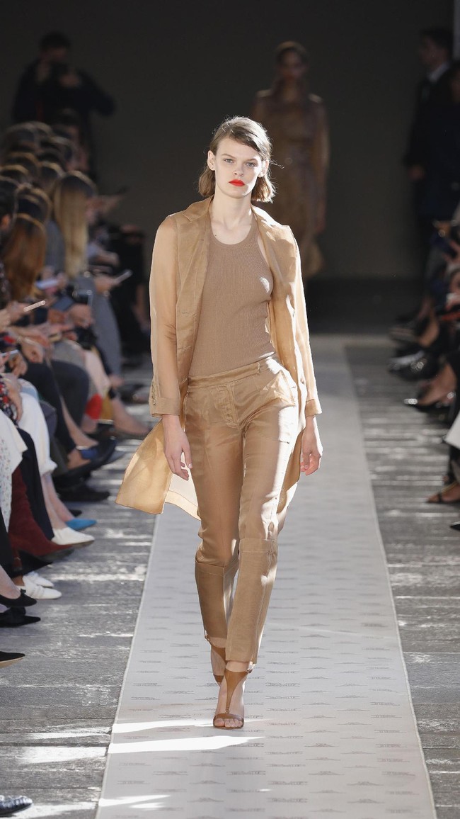 A model walks the runway at the Max Mara show during Milan Fashion Week Spring/Summer 2018 on September 21, 2017 in Milan, Italy.  (Photo by Andreas Rentz/Getty Images)