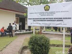 Asap Putih Setinggi 200 Meter Teramati dari Kawah Gunung Agung
