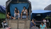 Warga pengungsi Gunung Agung beraktivitas di atas truk yang parkir di kawasan GOR Suwecapura, Klungkung, Bali, Minggu (24/9). / Foto: ANTARA FOTO/Fikri Yusuf