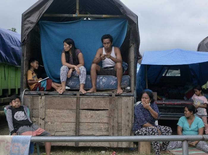 Penduduk sekitar Gunung Agung di Bali rentan mengidap gejala bronkitis karena abu vulkanik. Foto: ANTARA FOTO/Fikri Yusuf Penduduk sekitar Gunung Agung di Bali rentan mengidap gejala bronkitis karena abu vulkanik. Foto: ANTARA FOTO/Fikri Yusuf