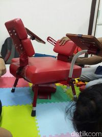 kursi untuk bayi kembar siam